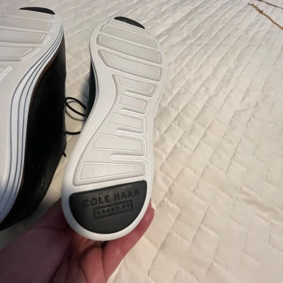 Cole Haan Women’s Black with Tan Detail Oxfords NWT - Picture 3 of 5